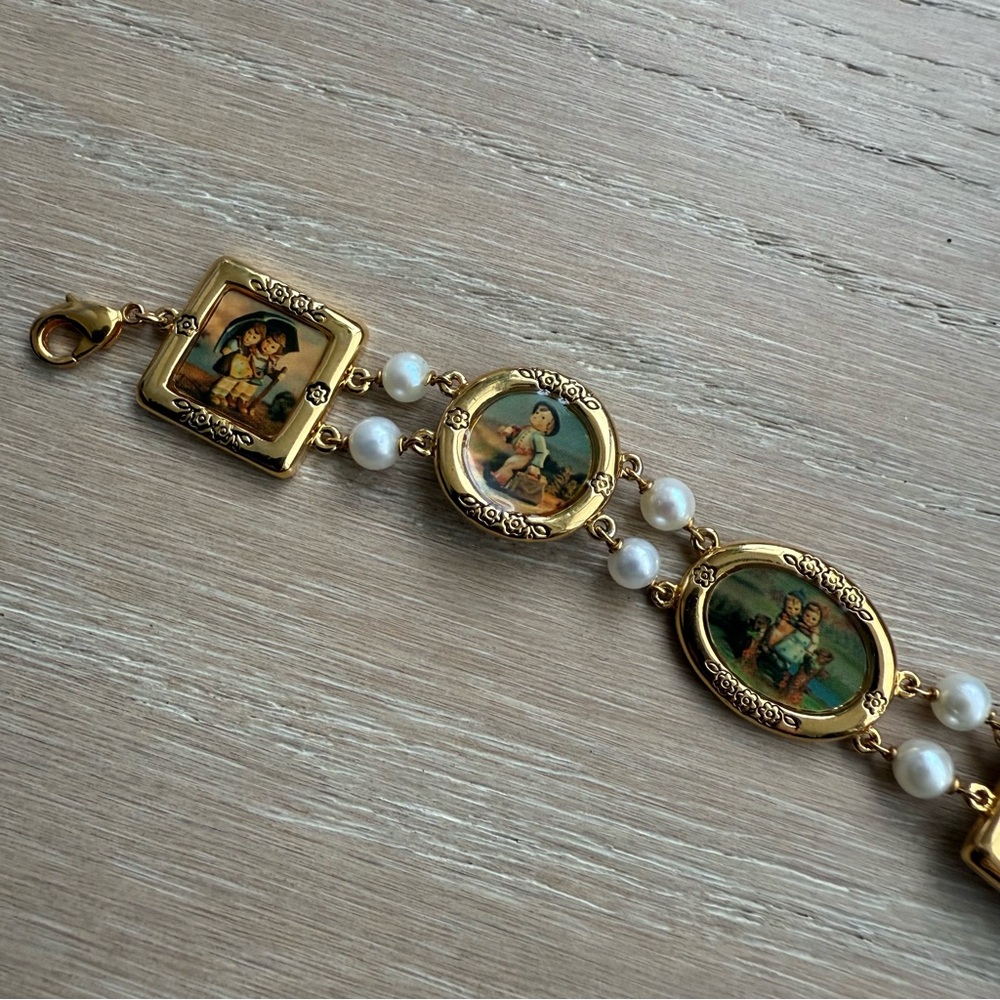 Vintage Danbury Mint Hummel Charm Bracelet, Gold Plated, Cultured Pearls - Picture 4 of 6